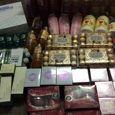 香港扛回30只The Boby Shop、兰蔻粉水、爱茉莉、金莎、吕洗发水、美少女战士粉盒等等