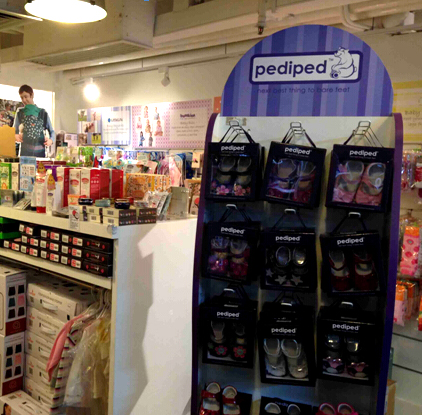 闺蜜双人行香港购物一日游 实拍知名婴儿用品店小赤足败回一堆BB用品